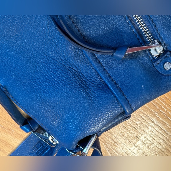 Danier Leather Crossbody or Shoulder Bag - Picture 4 of 11
